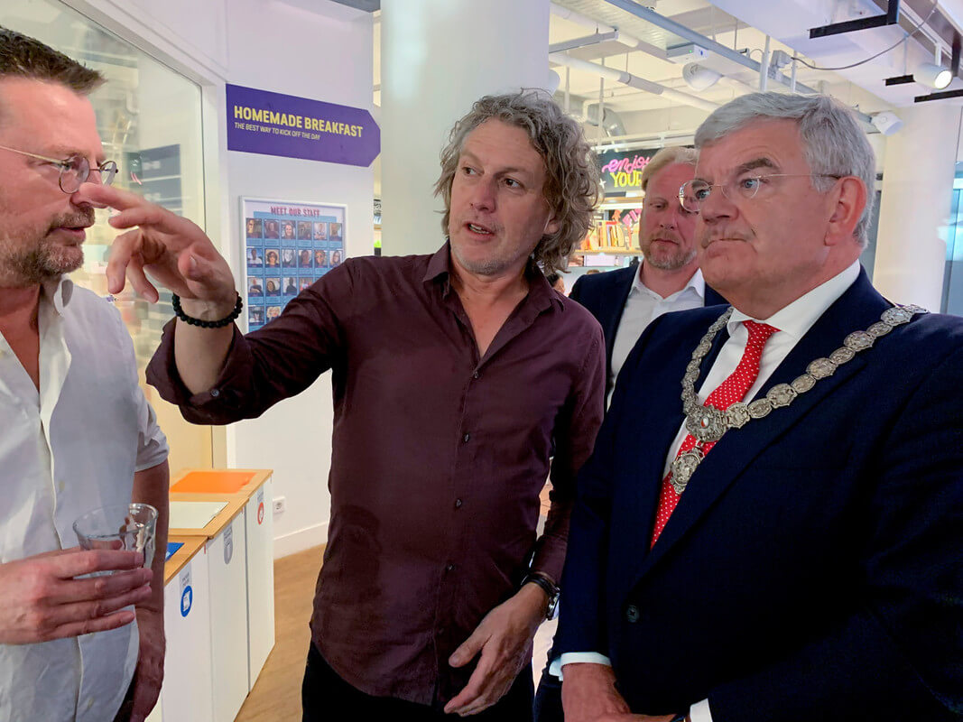 Edwin Winkels geeft tekst en uitleg aan burgemeester Jan van Zanen. Foto: Michael Kooren