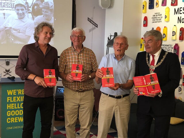 Het nieuwe boek gepresenteerd. Foto: Jeroen Wielaert