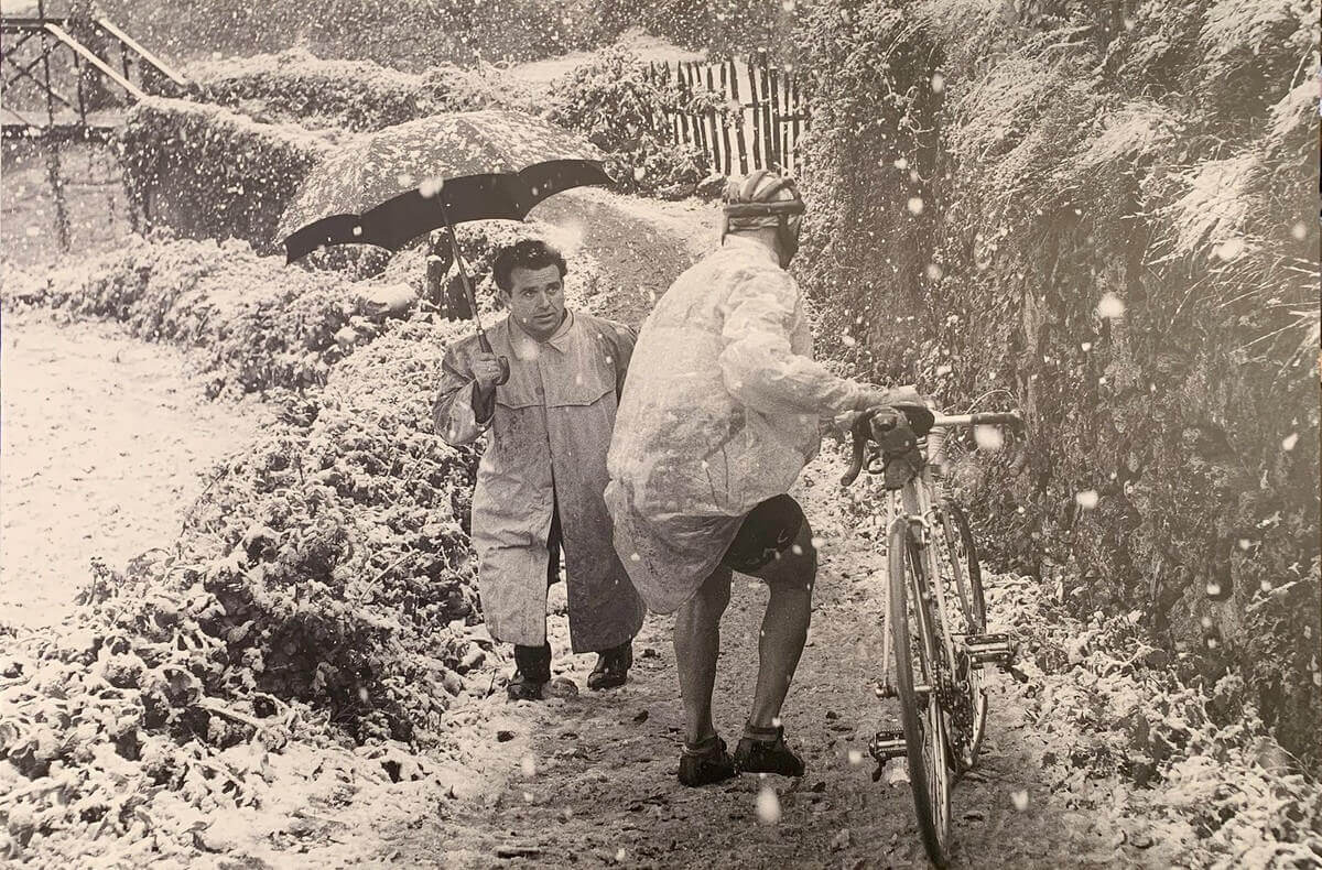 Slecht weer in de Vuelta. Foto uit boek.