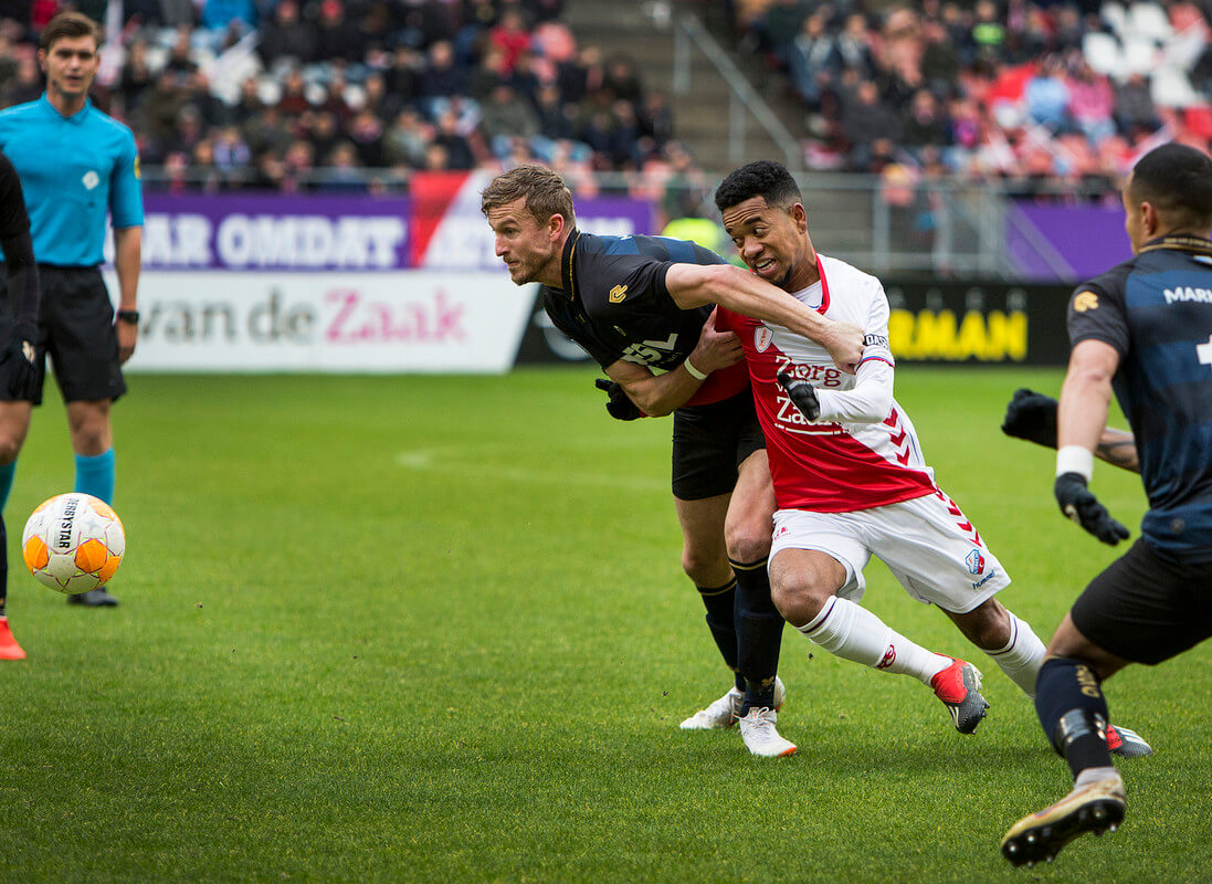 Emanuelson in duel met Meissner. Foto: Jeroen Stoops