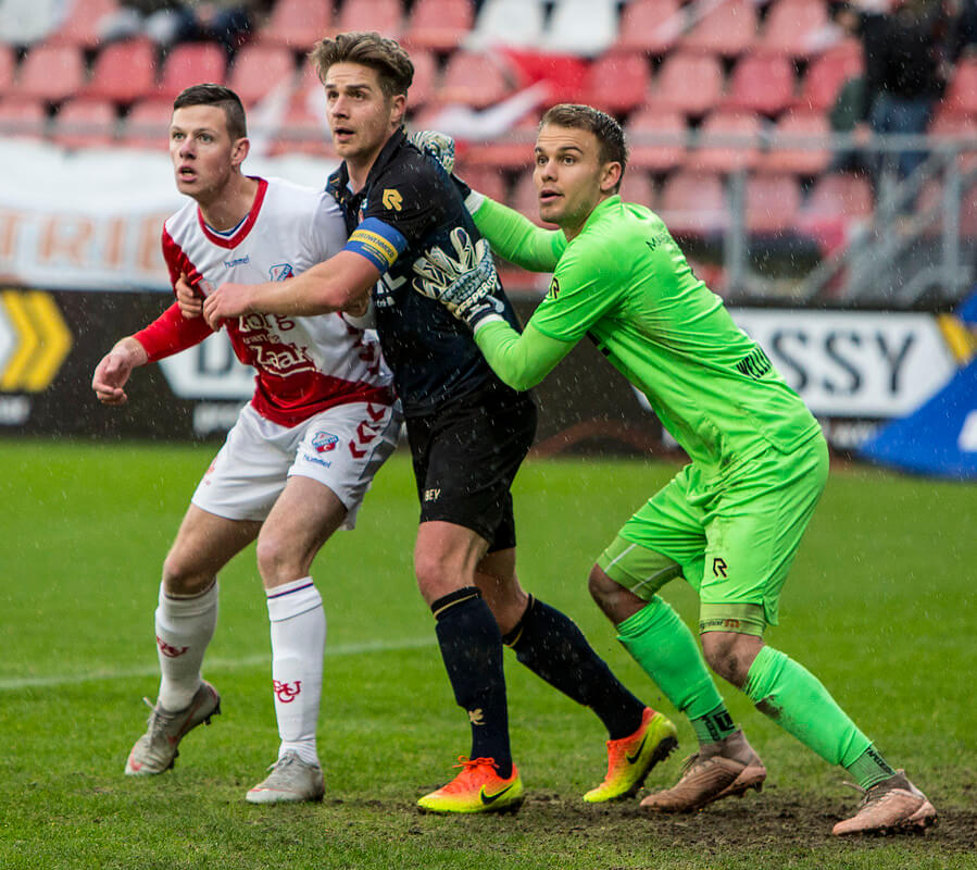 Concentratie bij een corner van de FC. Foto: Jeroen Stoops