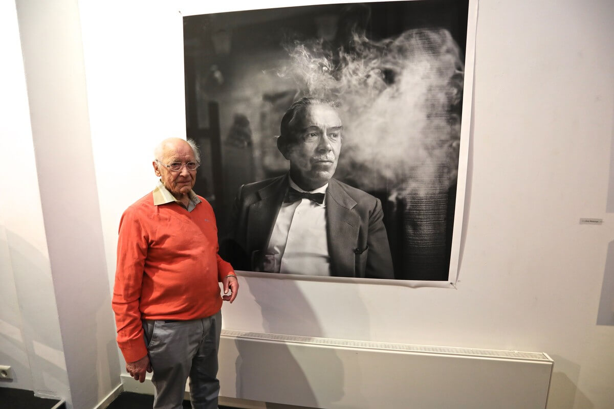 Beeldend kunstenaar Theo van de Vathorst bij een door hem van Moesman gemaakte foto. Foto: Ton van den Berg