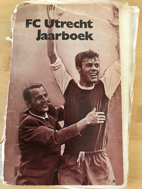 Het FC Utrecht Jaarboek, uitgegeven in 1970, geschreven door Ad van Liempt en Hans van Echtelt. 