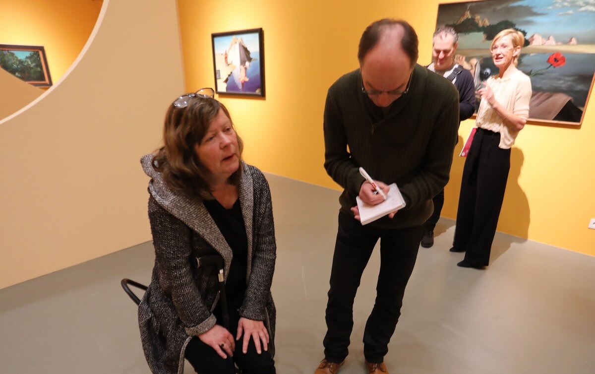 Marja Bosma wordt geinterviewd, rechts daarachter curator Nina Folkersma. Foto: Ton van den Berg