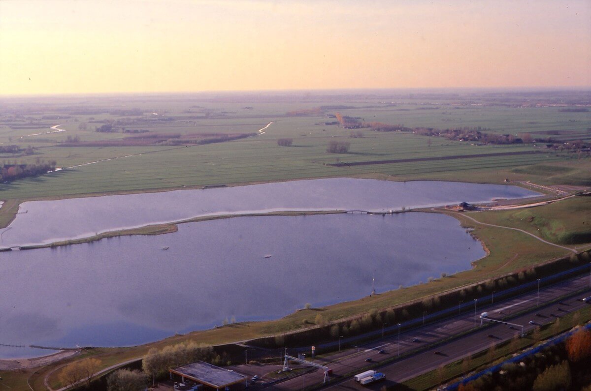 De Nedereindseplas (Put van Weber) in jaren '90 met daarachter polder Rijnenburg. Foto: Ton van den Berg