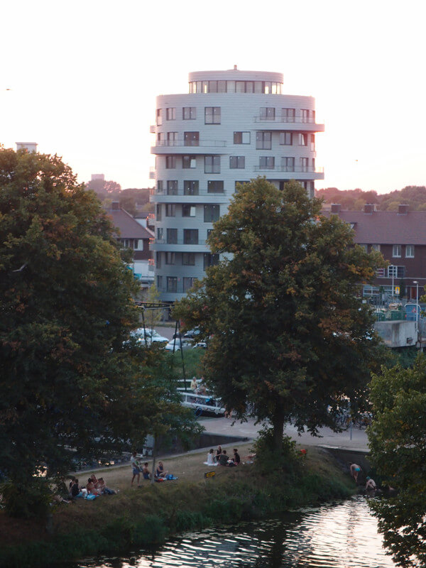  Ondanks dat Utrecht de stad van Rietveld is wordt er in de woningbouw weinig geëxperimenteerd, zoals hier in Oog in Al. Foto: Louis Engelman