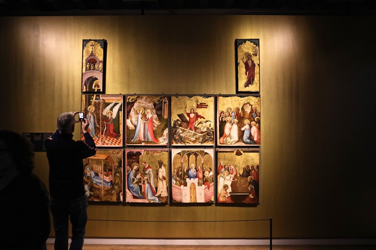 Panelen van Middelrijns altaar (ca 1410) met de wonderen van de geboorte van Jezus. Foto: Ton van den Berg