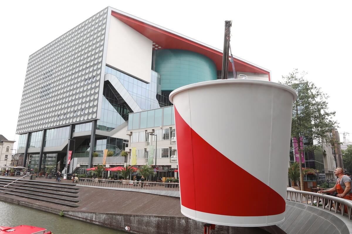 De Utrechtse emmer balanceert boven de singel bij TivoliVredenburg. Foto: Ton van den Berg