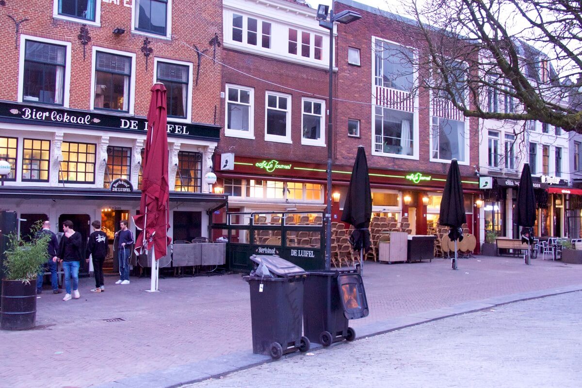 Lege terrassen op de Neude, zondagavond even na 18.00 uur. Foto: Ton van den Berg