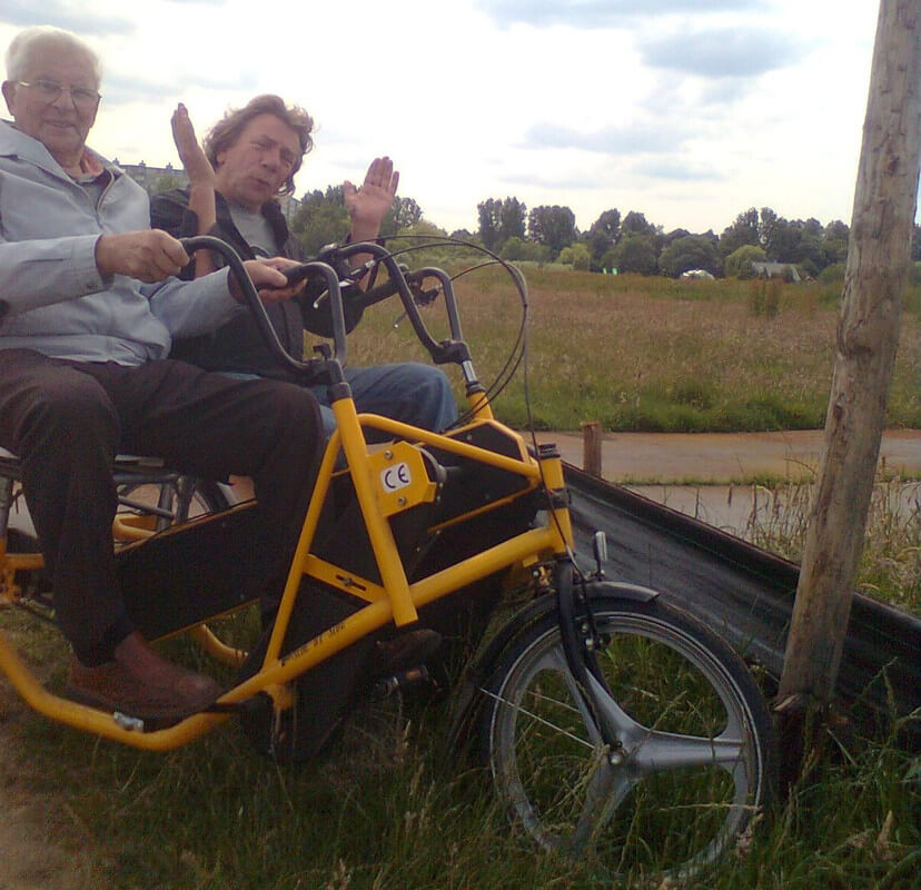 Met mijn vader op de driewielerfiets. Foto: W. Geijssen