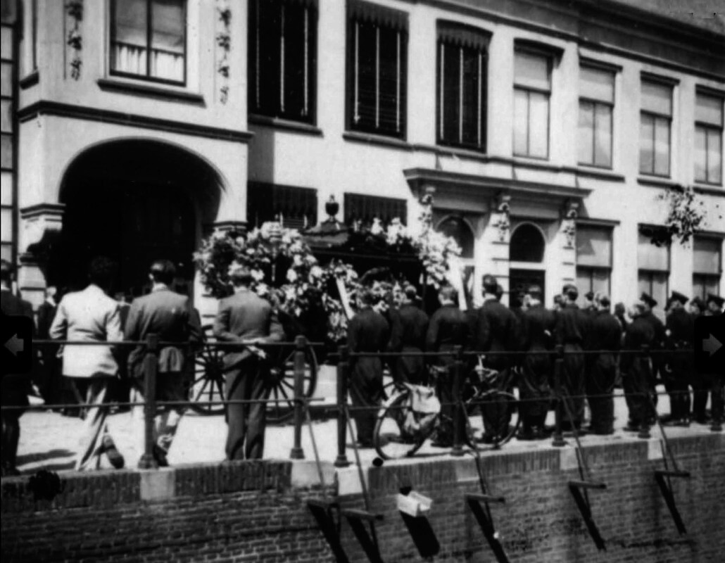 De lijkkoets op de Plompetorengracht.