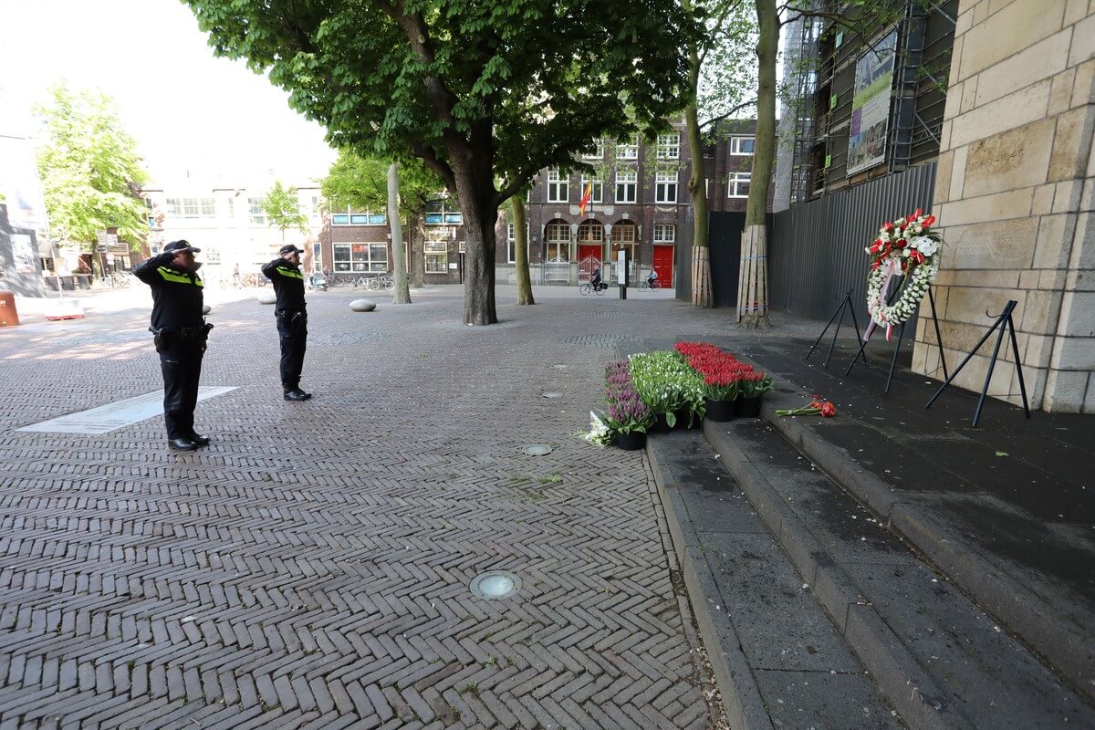 Vertegenwoordigers van de Utrechtse politie salueren bij het verzetsmonument. Foto: Ton van den Berg