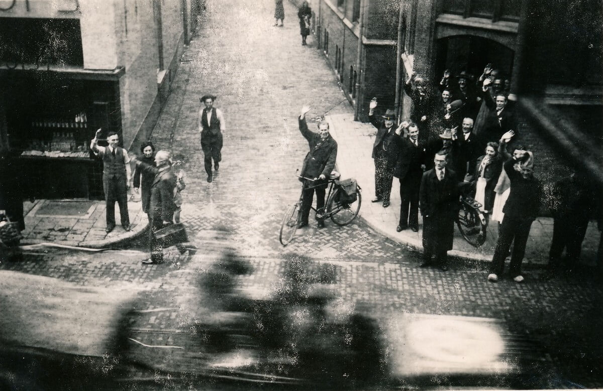 De bevrijders van Utrecht worden met gejuich onthaald.