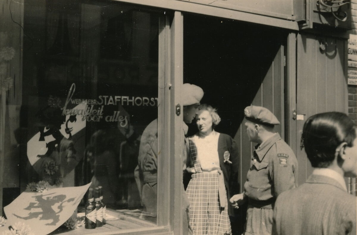 Mevrouw Eras en Polar Bear-officieren in de drankenhandel Staffhorst. Foto: Jac. Dees