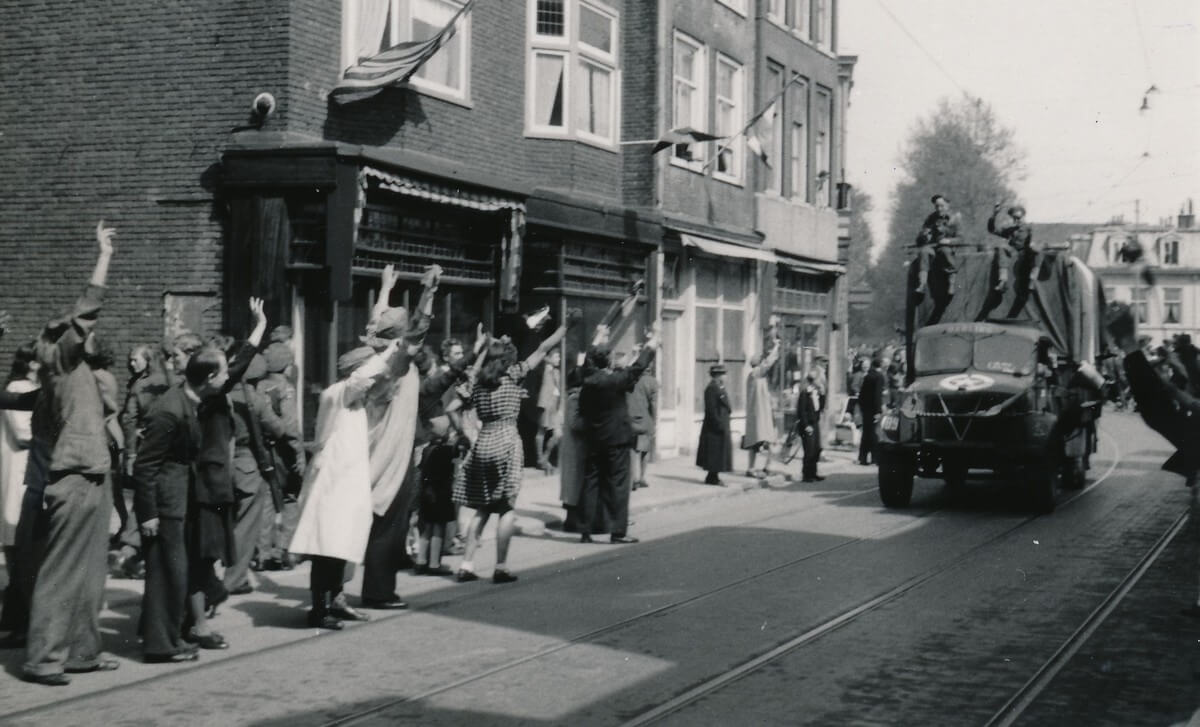 Een legervoertuig komt de Wittevrouwenstraat inrijden.