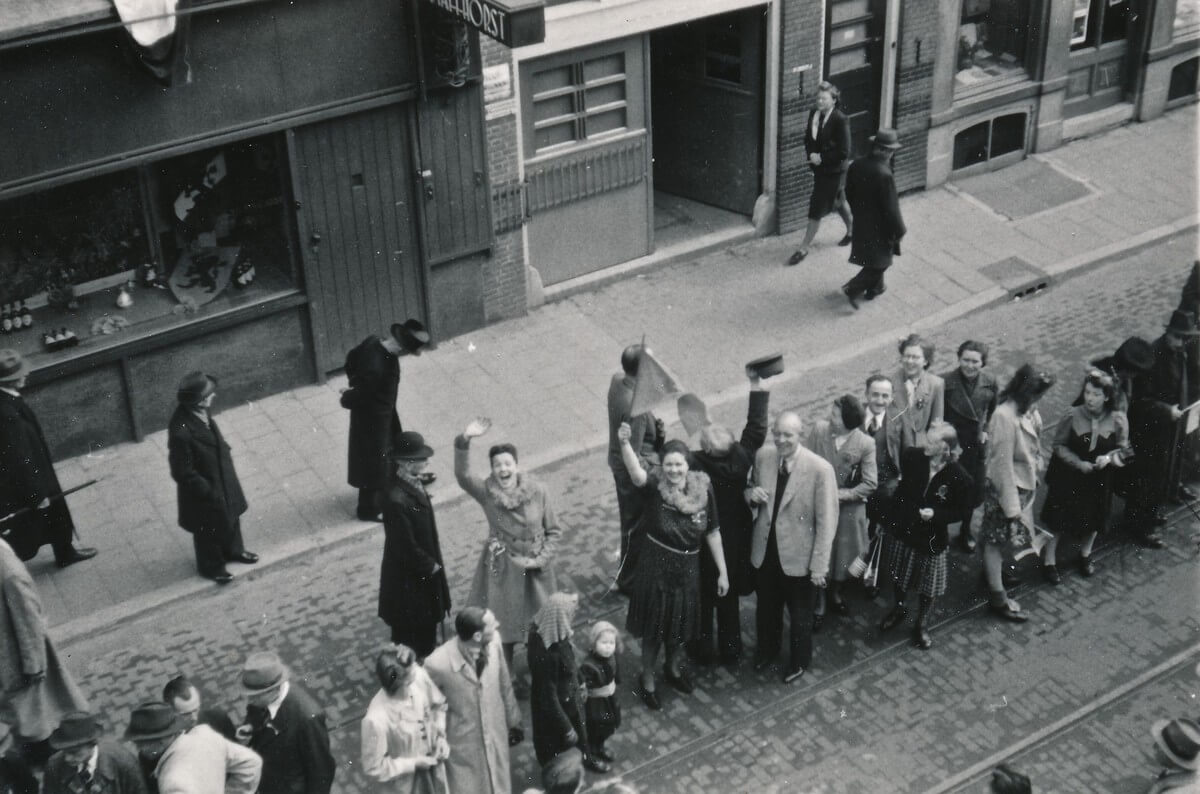 Marie Staffhorst nu zelf op de foto (zwaaiend met vlaggetje) en naast haar Jan Staffhorst.