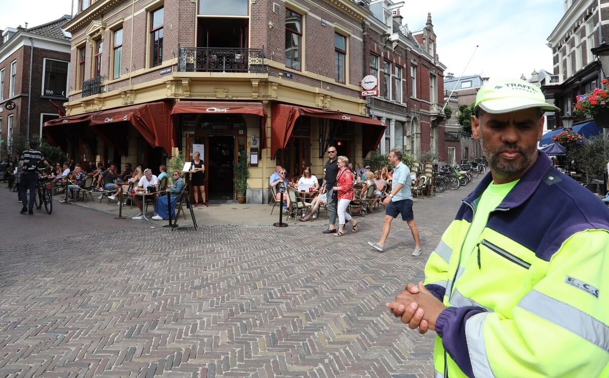 Orloff met bewaker die fietsers duidelijk maakt dat de straat tijdelijk alleen voor voetgangers is.