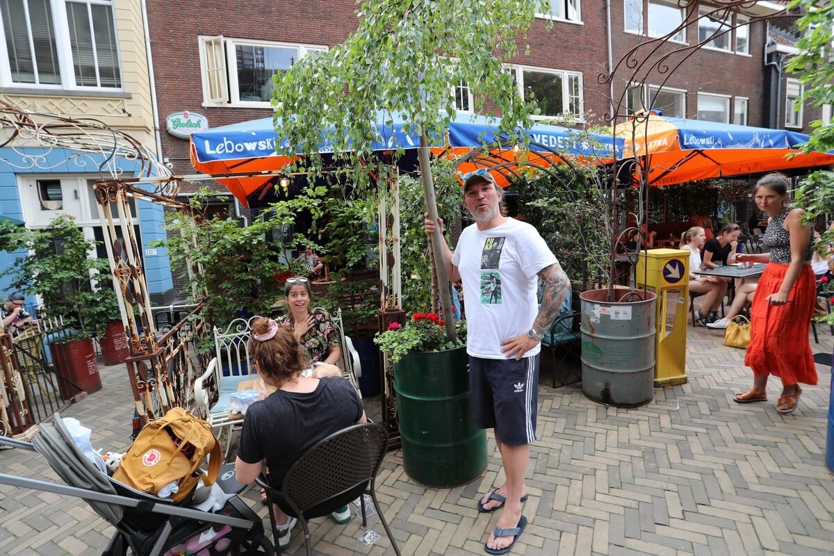 Marco Terlou waakt over zijn terras Lebowski op Domplein.