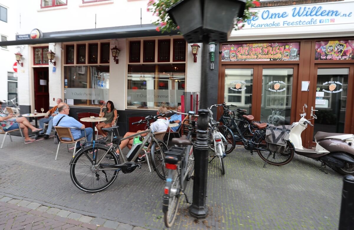 Zitjes voor het pierement en fietsenstalling voor cafe Willem dat gesloten blijft. 