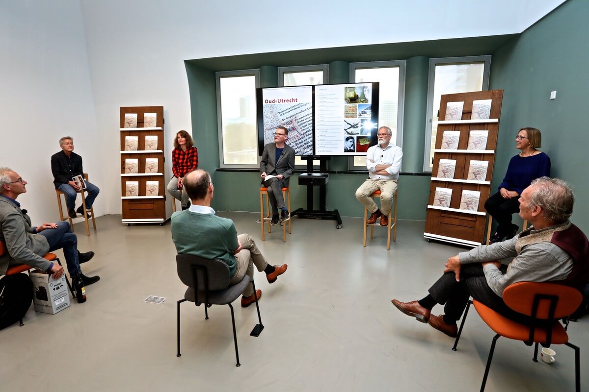 De presentatie van het tijdschrift in de Bibliotheek Neude met vlnr: Maxim Februari, Andrea van Leerdam, Arjan den Boer, Leen Dorsman en Petra Teunissen-Nijsse. Foto: Ton van den Berg