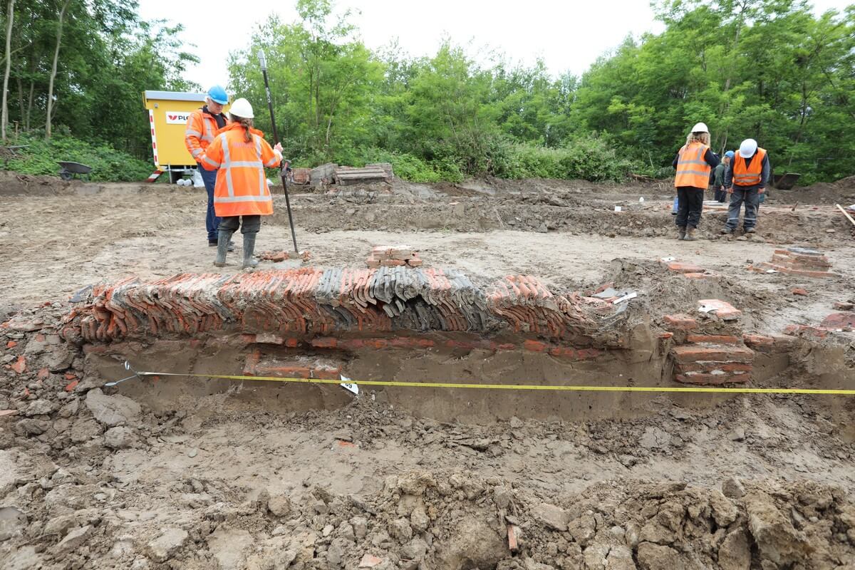 Rijen met dakpannen die als fundament dienen. Foto's: Ton van den Berg