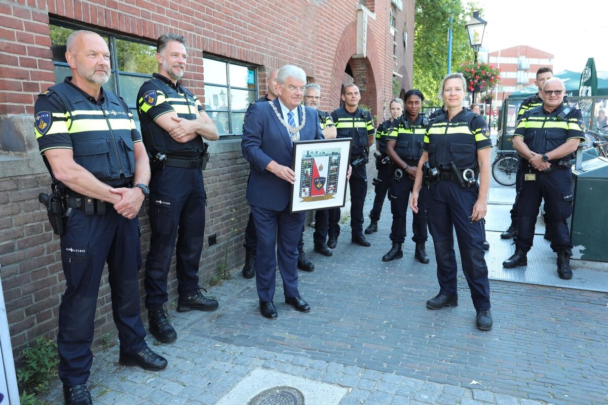 Medewerkers van de politie nemen afscheid van Van Zanen bij het oud-politiebureau Tolsteeg. Foto's: Ton van den Berg