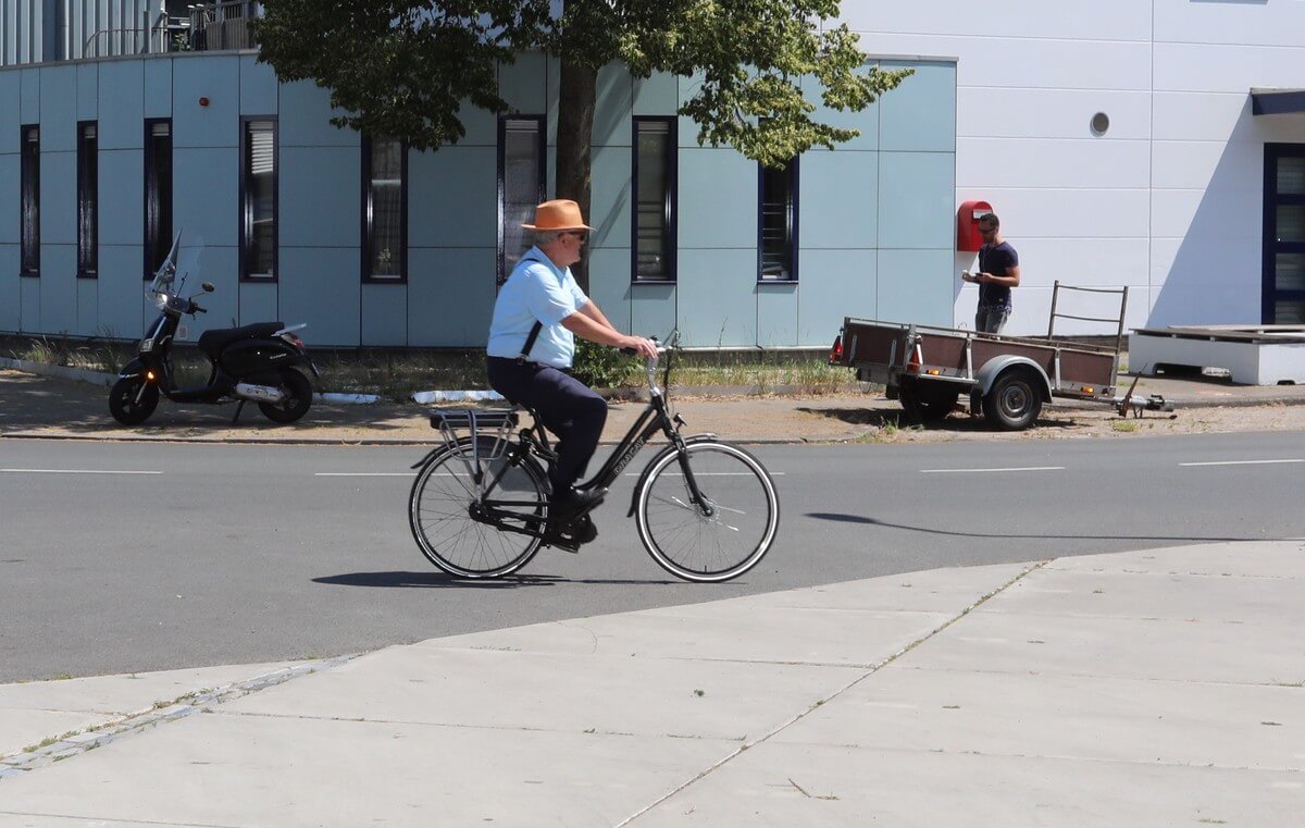 En weer verder op de fiets, met inmiddels ook een 'cowboyhoed als bescherming tegen de zon.