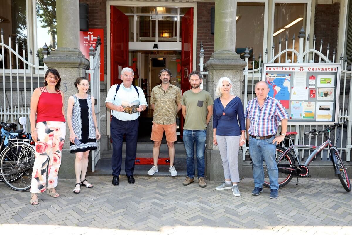 Met medewerkers van het Spaanse instituut op het Domplein.