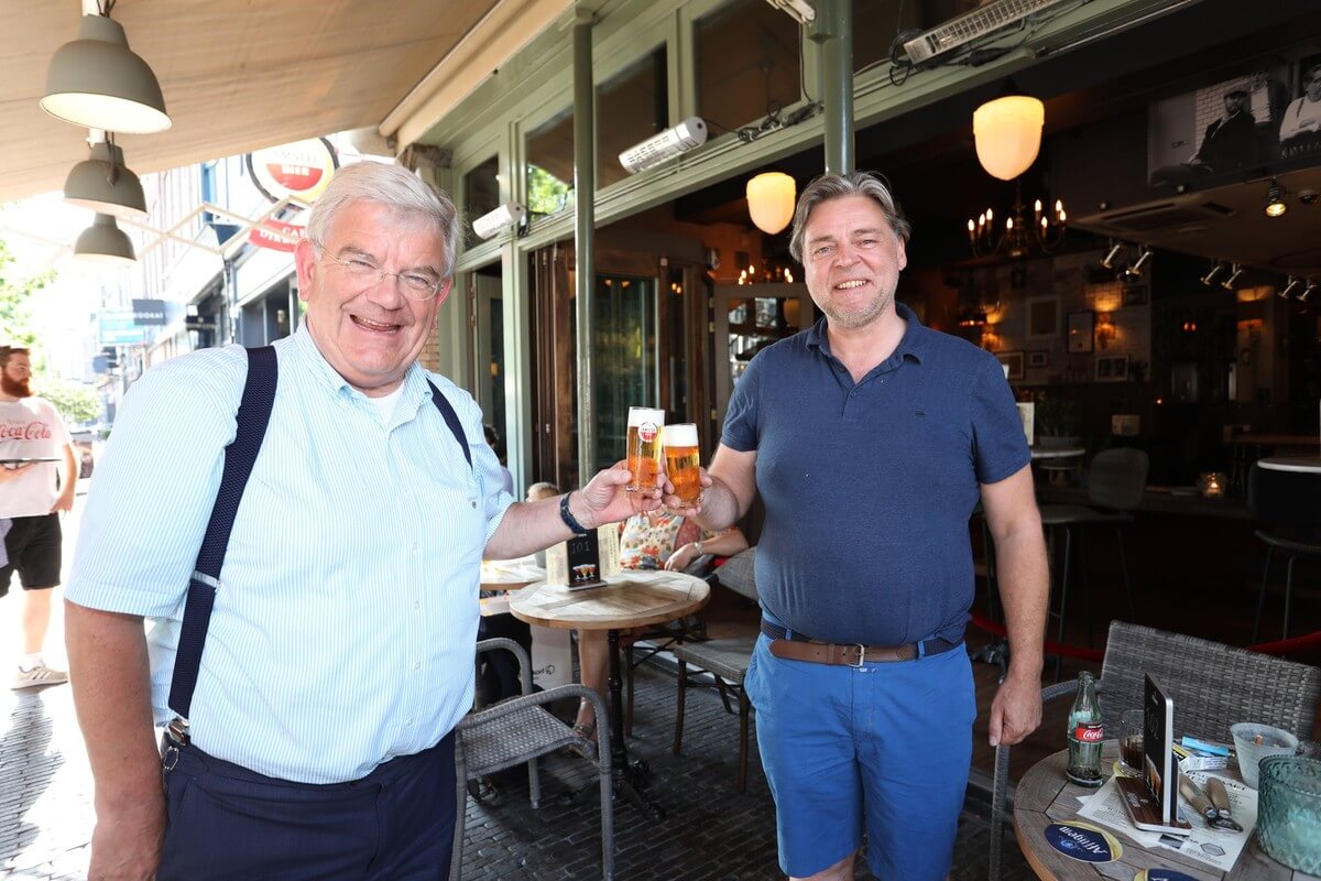 Met Jos de Winter in Nieuwe Dikke Dries een koude pils drinken.