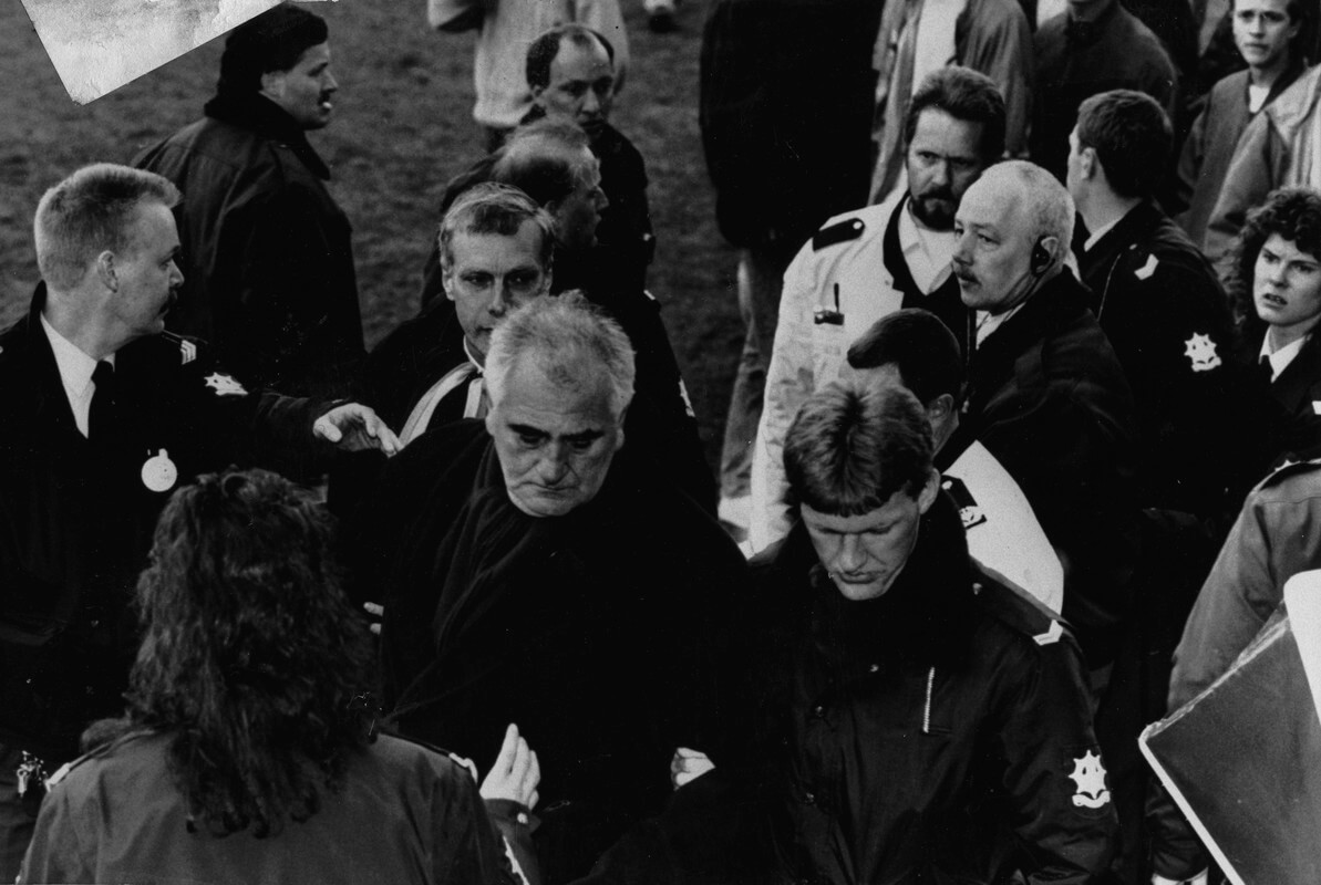 Theo Albers wordt door de politie ontzet na een discussie met een groep supporters. Foto: archief