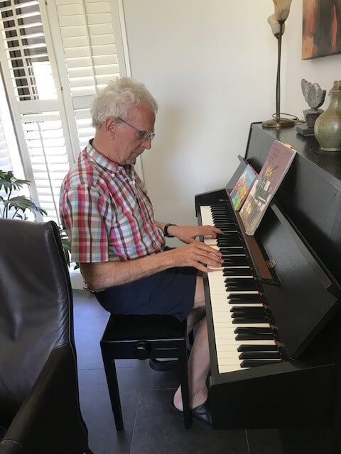 Hans van Echtelt aan de piano. Privefoto.