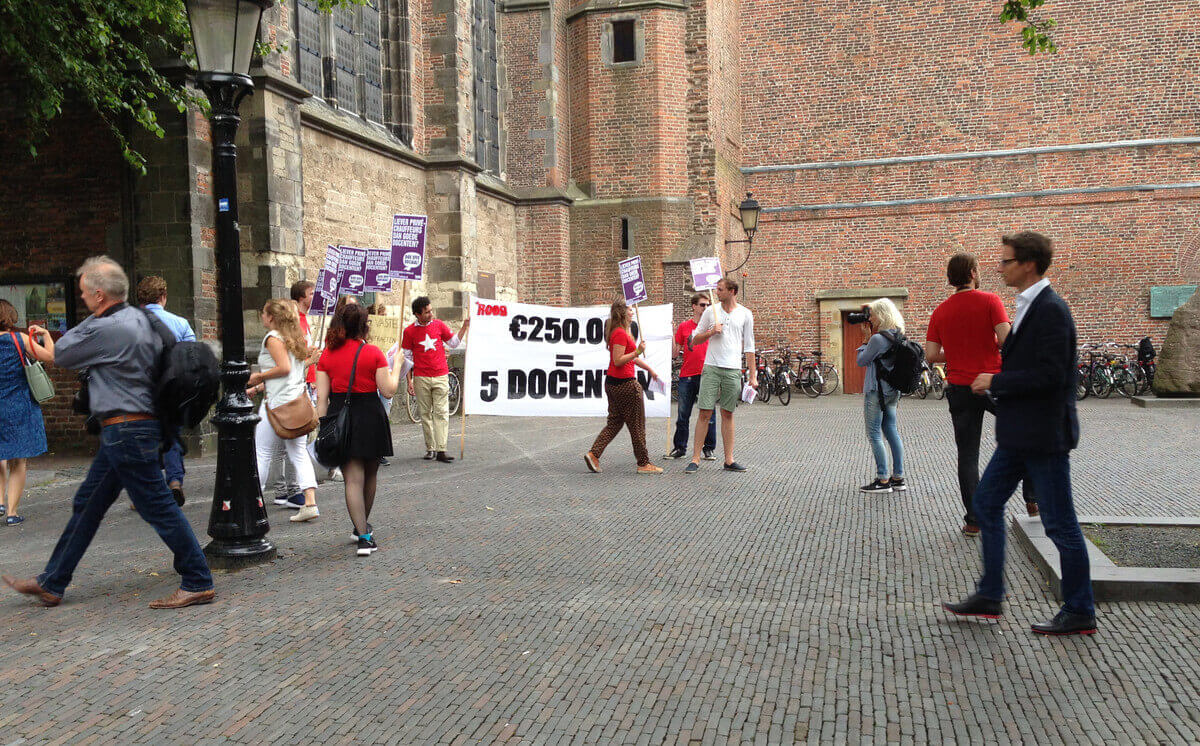 Demonstranten van ROOD met hun spandoek op het Domplein. Foto: Zita Eijzenbach